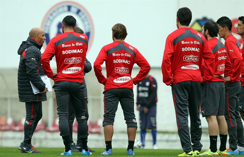 Fotografía cedida por la (ANFP) del técnico de la selección nacional de Chile, Jorge Sampaoli (i), ofreciendo instrucción a sus jugadores en una sesión de entrenamiento. Foto: EFE