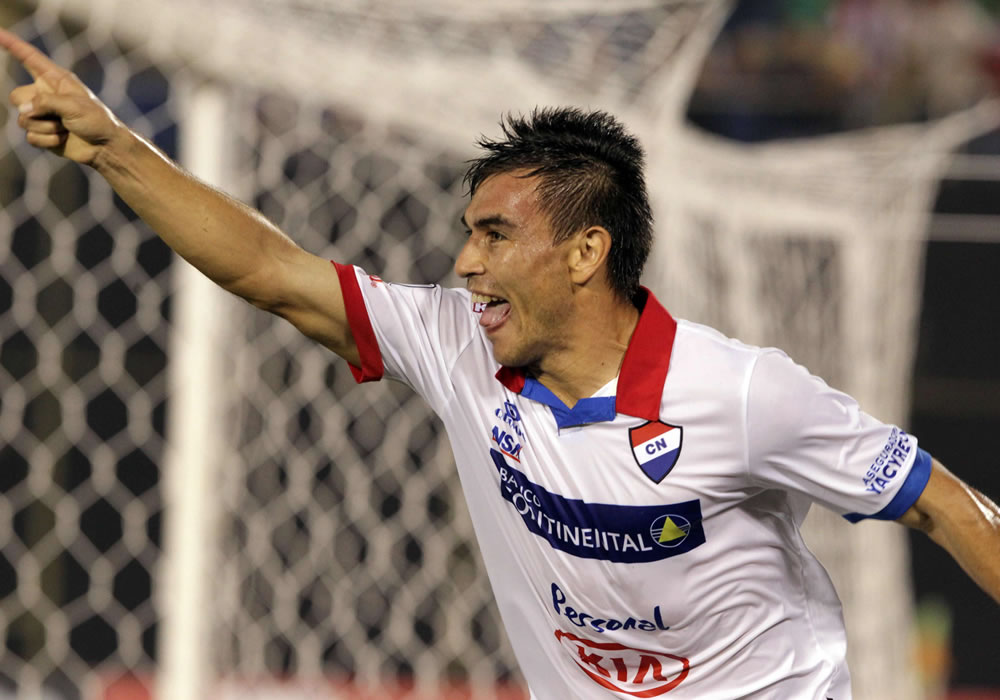 El jugador del Nacional de Paraguay Derlis Orué celebra un gol ante Arsenal de Argentina. Foto: EFE