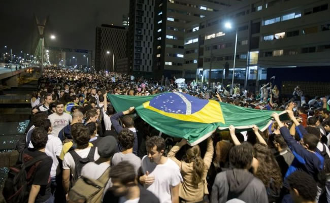 Unas 1.500 personas arremeten contra la constructora del estadio de Sao Paulo. Foto: EFE