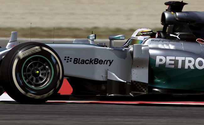 El piloto británico de Mercedes, Lewis Hamilton, durante la segunda sesión de entrenamientos libres. Foto: EFE