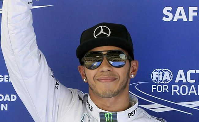 El piloto británico de Mercedes Lewis Hamilton, tras conseguir el mejor tiempo en la sesión clasificatoria del Gran Premio de España. Foto: EFE