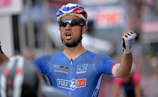 El ciclista francés Nacer Bouhanni (FDJ.fr) celebra el triunfo conseguido en la cuarta etapa del Giro de Italia. Foto: EFE