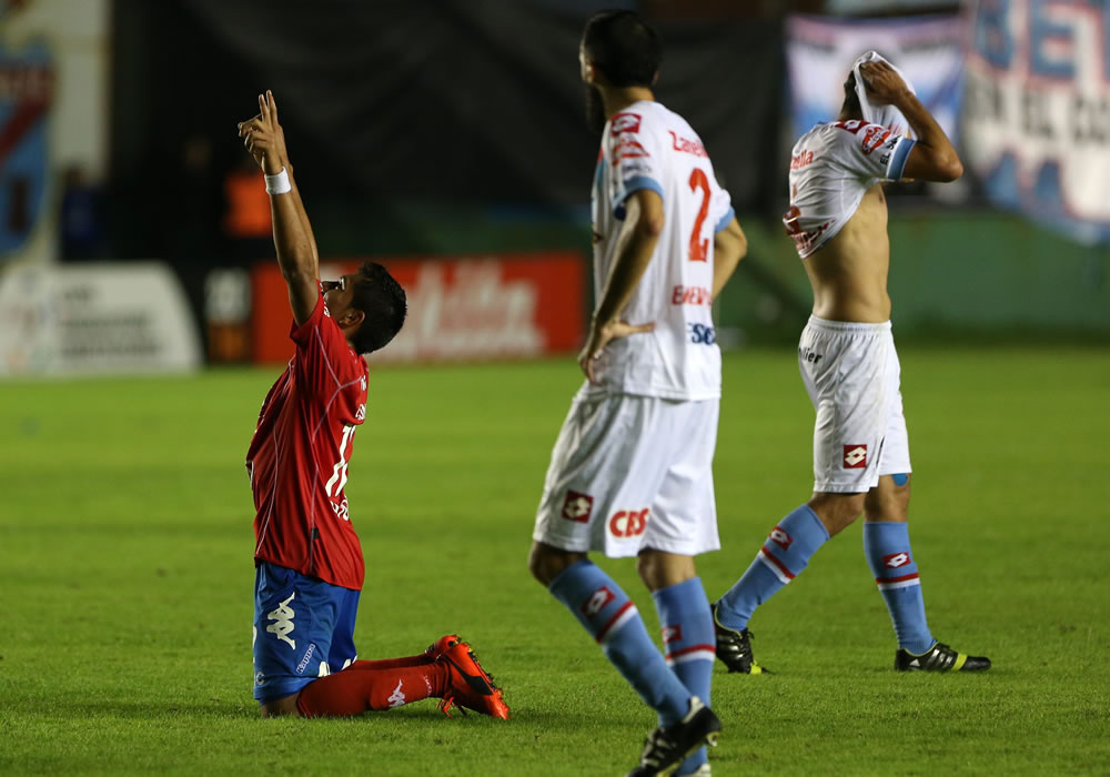 El jugador de Nacional, de Paraguay Marcos Antonio Riveros (i) celebra la victoria ante el Arsenal, de Argentina. Foto: EFE