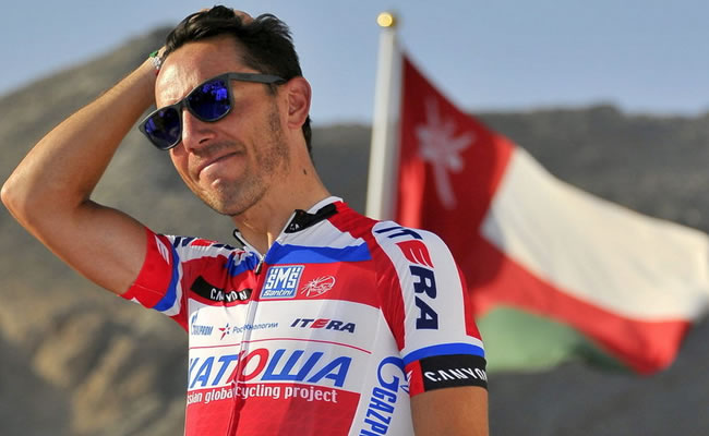 Purito, con tres costillas y un dedo fracturados, no seguirá en el Giro. Foto: EFE