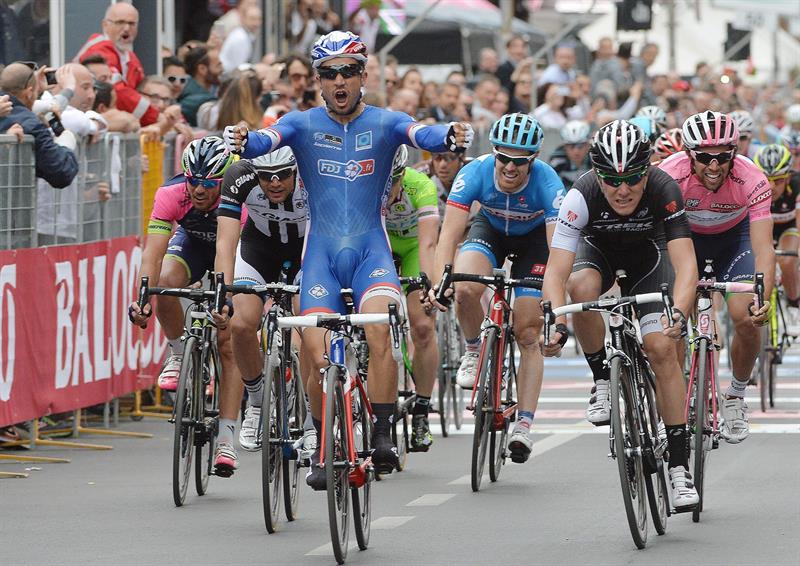 El ciclista francés, Nacer Bouhanni (i), de FDJ.fr celebra haber ganado la séptima etapa del Giro de Italia. Foto: EFE