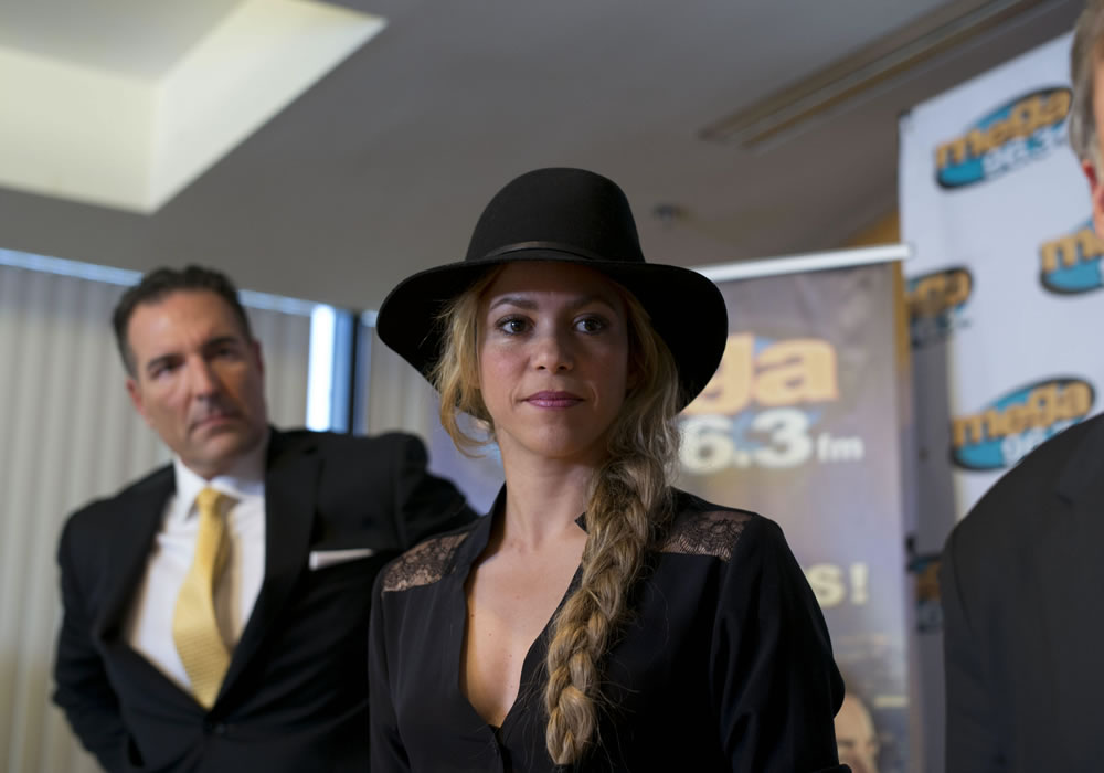 La cantante colombiana Shakira (c) asiste a rueda de prensa, en Los Ángeles (EE.UU.). Shakira aseguró hoy que su exitoso "Waka Waka", sintonía oficial del Mundial de Sudáfrica de 2010. Foto: EFE