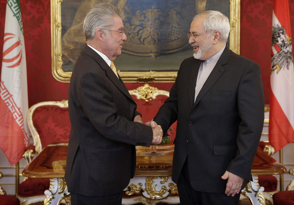 El presidente austriaco, Heinz Fischer (izda), recibe al ministro iraní de Exteriores, Mohamad Javad Zarif (dcha), en Viena (Austria). Foto: EFE