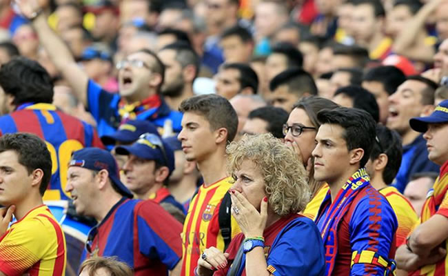 Los aficionados del FC Barcelona muestran su costernación tras proclamarse el Atlético de Madrid campeón de la Liga de Primera División frente al Barça. Foto: EFE
