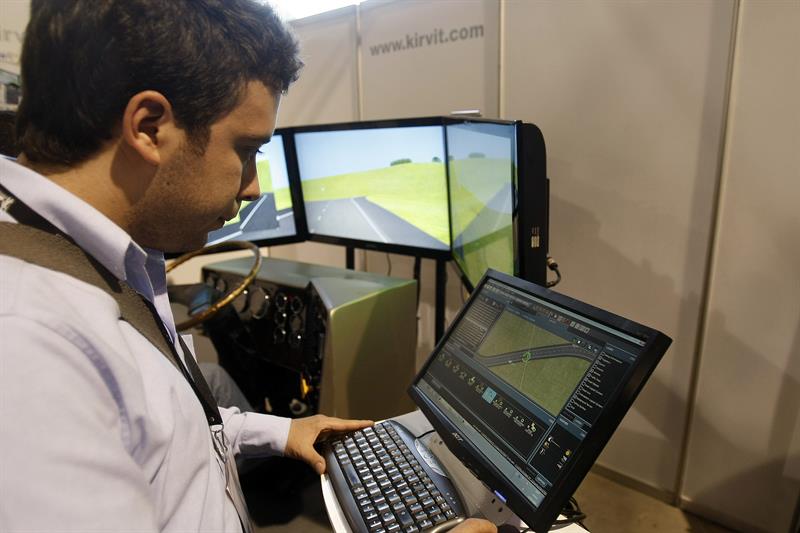 Un asistente utiliza un simulador de viaje para conductores, durante la XIII de Expo Transporte 2014 en Medellín (Colombia). Foto: EFE