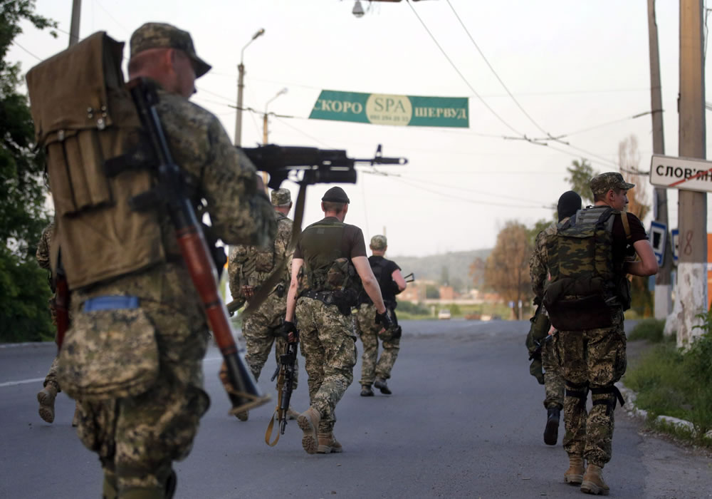 Armed pro-Russian militants move to positions as they have skirmish against Ukrainian soldiers outside Slovyansk. Foto: EFE