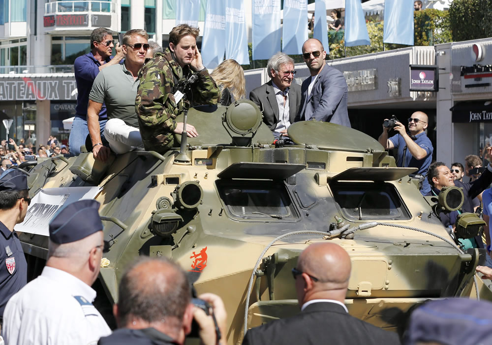 Los tanques de "Los Mercenarios 3" toman Cannes y desatan la locura. Foto: EFE