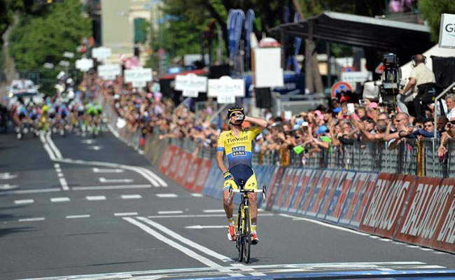 El ciclista australiano del Tinkoff Saxo, Michael Rogers, celebra la victoria conseguida en la undécima etapa. Foto: EFE