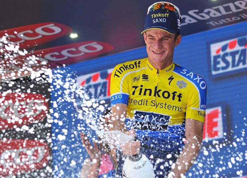 El ciclista australiano del Tinkoff Saxo, Michael Rogers, celebra en el podio la victoria conseguida en la undécima etapa. Foto: EFE