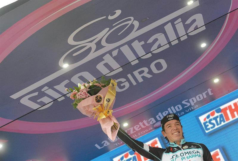 El ciclista colombiano Rigoberto Urán del Omega Pharma celebra en el podio su victoria en la 12ª etapa. Foto: EFE