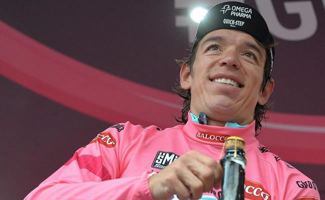 El ciclista colombiano Rigoberto Urán del Omega Pharma celebra en el podio su victoria y enfundarse la 'maglia' rosa. Foto: EFE