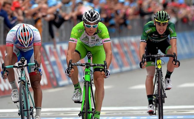 El ciclista italiano Marco Canova (c), del equipo Bardiani, cruza primero la meta de la 13ª etapa. Foto: EFE