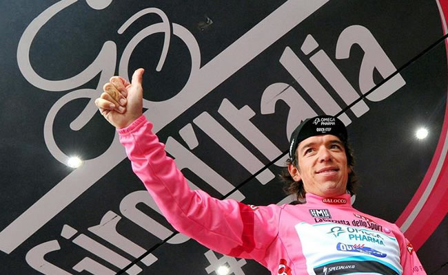 El ciclista colombiano Rigoberto Urán, del equipo Omega Pharma Quick Step, celebra en el podio con la maglia rosa de líder. Foto: EFE