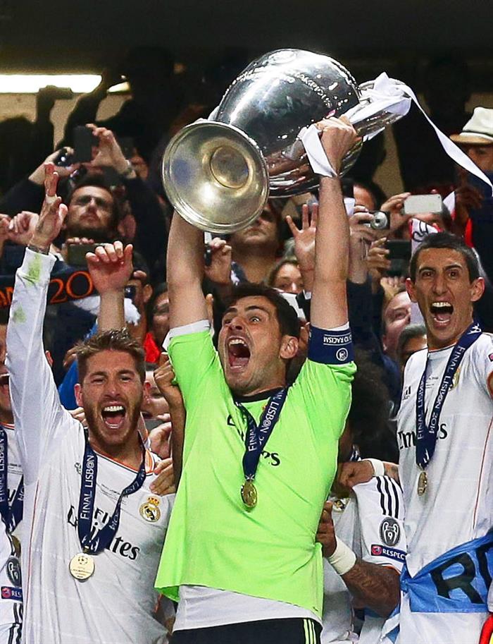 El capitán del Real Madrid Iker Casillas levanta la copa de la Champions League. Foto: EFE