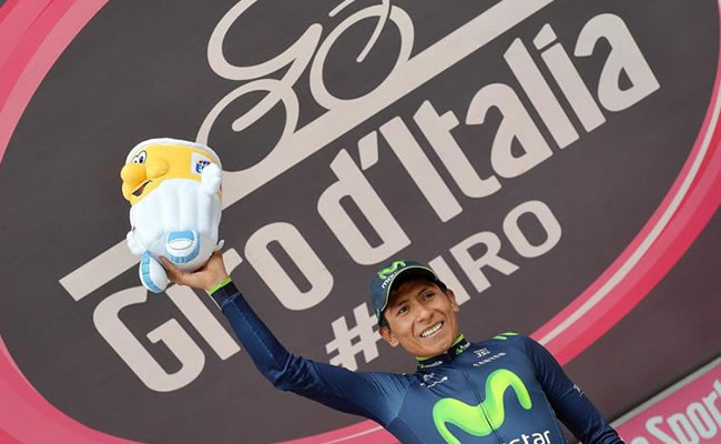El ciclista colombiano Nairo Quintana del Movistar celebra en el podio tras imponerse en la 16ª etapa. Foto: EFE