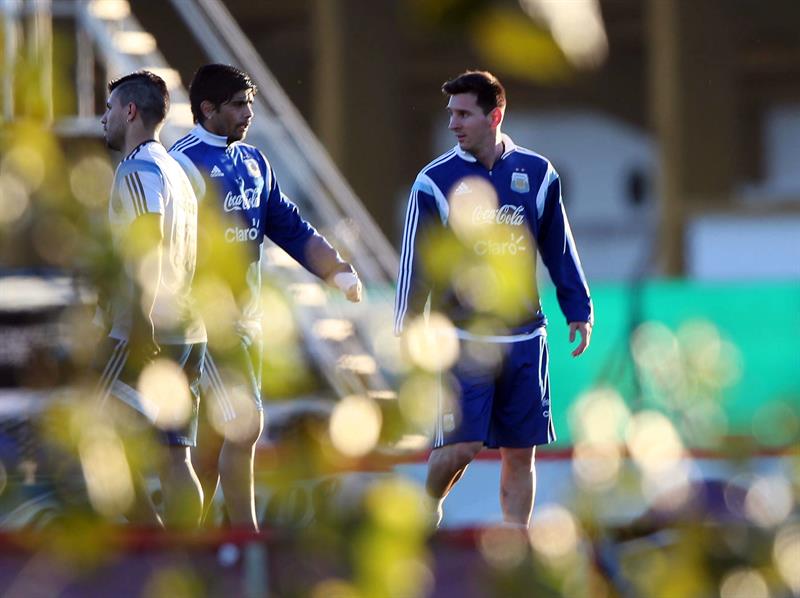 Los jugadores de la selección argentina de fútbol Sergio Aguero (i), Lionel Messi (d) y Eber Banegas (c) participan en un entrenamiento. Foto: EFE