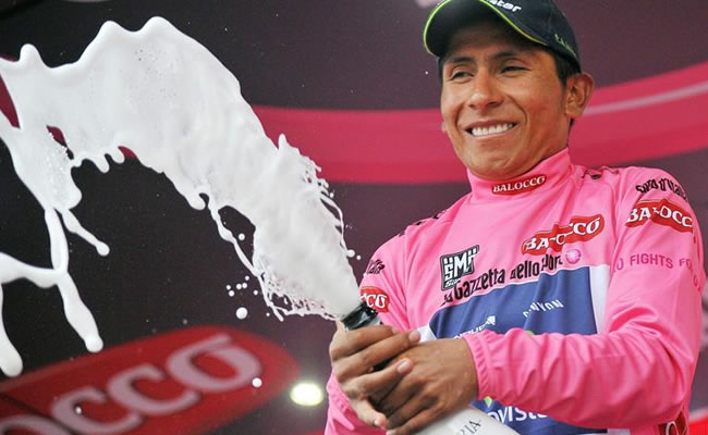 El ciclista colombiano del equipo Movistar, Nairo Quintana, celebra en el podio el liderato. Foto: EFE