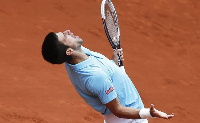 El tenista serbio Novak Djokovic celebra su victoria tras el partido de segunda ronda del torneo de Roland Garros. Foto: EFE