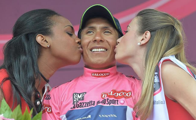 l ciclista colombiano del equipo Movistar, Nairo Quintana, celebra en el podio el liderato. Foto: EFE