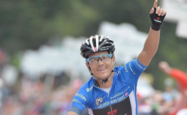 El ciclista colombiano Julian Arredondo del equipo Trek Factory Racing celebra su victoria. Foto: EFE