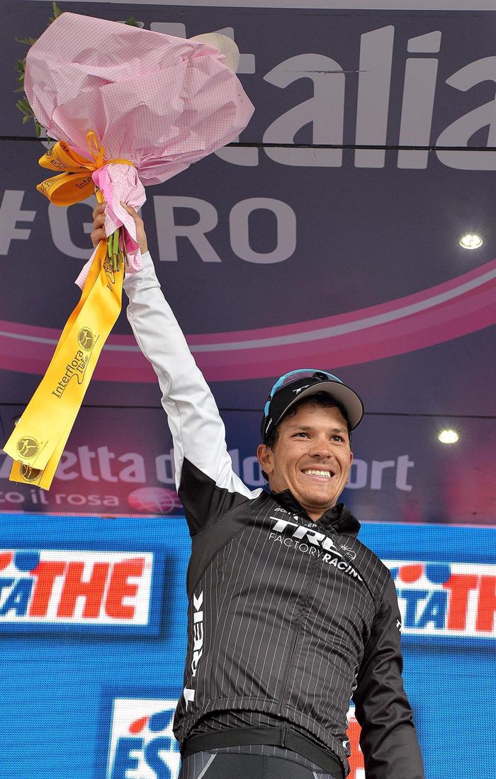 El ciclista colombiano Julian Arredondo del equipo Trek Factory Racing celebra en el podio su victoria. Foto: EFE