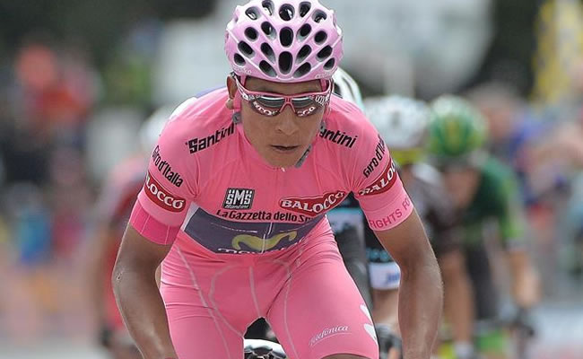 El ciclista colombiano Nairo Quintana (c) del equipo Movistar viste la "maglia rosa" al cruzar la 18ª etapa. Foto: EFE