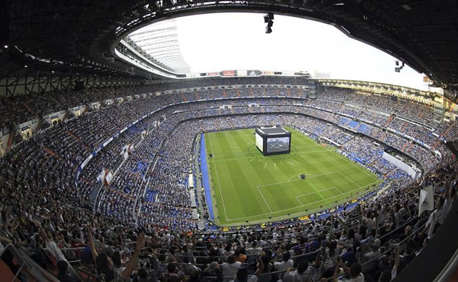 Aficionados del Real Madrid en las gradas del estadio Santiago Bernabéu. Foto: EFE