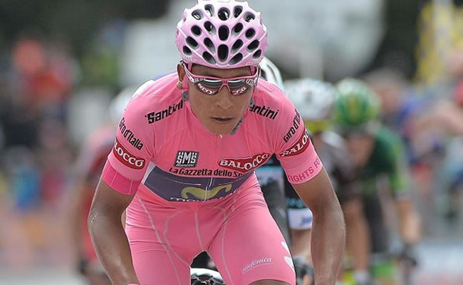 El ciclista colombiano Nairo Quintana (c) del equipo Movistar viste la "maglia rosa". Foto: EFE
