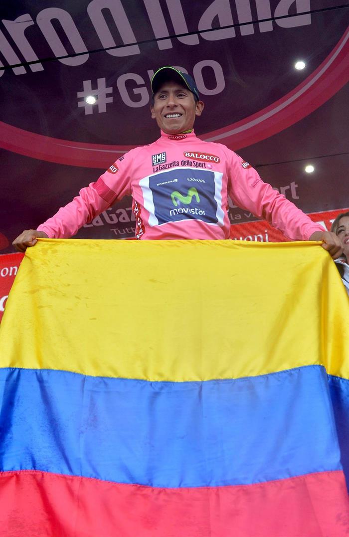 El ciclista colombiano Nairo Quintana, del equipo Movistar, posa con la bandera de Colombia en el podio de la decimonovena etapa. Foto: EFE