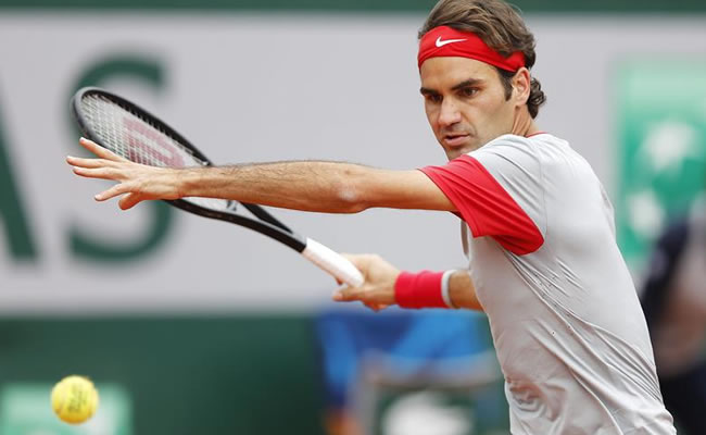 El tenista suizo Roger Federer devuelve la bola al ruso Dmitry Tursunov. Foto: EFE