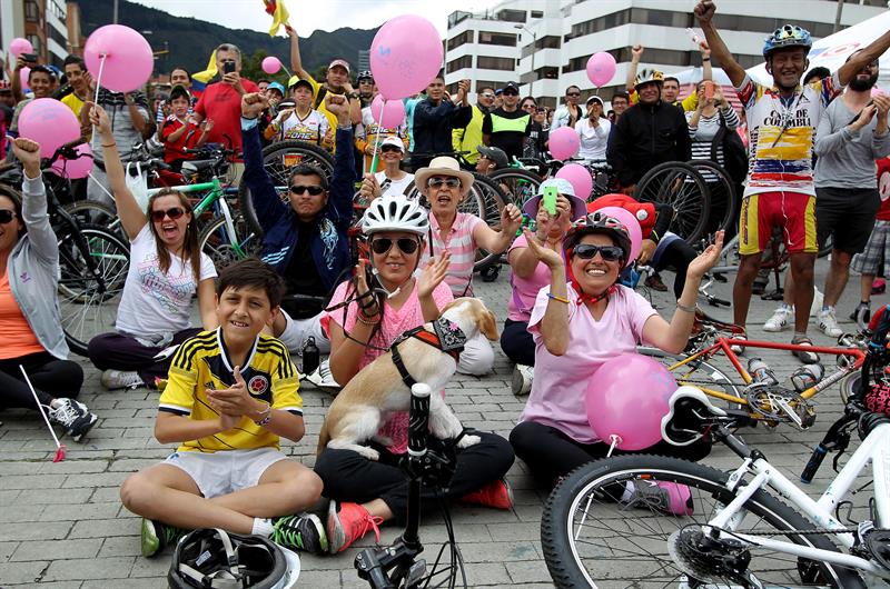 Espectadores observan la última etapa del Giro de Italia en Bogotá (Colombia). Foto: EFE