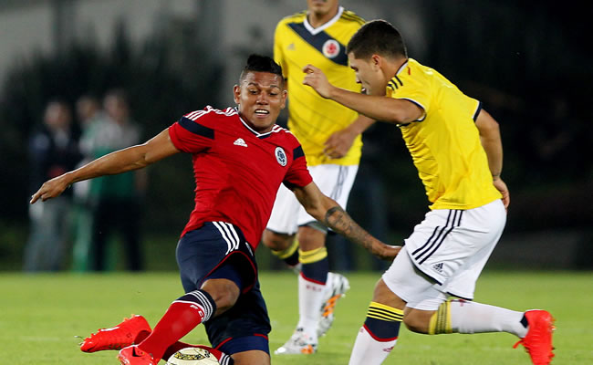 El jugador de la selección colombiana Alex Mejía (i) disputa el balón con sus compañeros Juan Fernando Quintero (d). Foto: EFE
