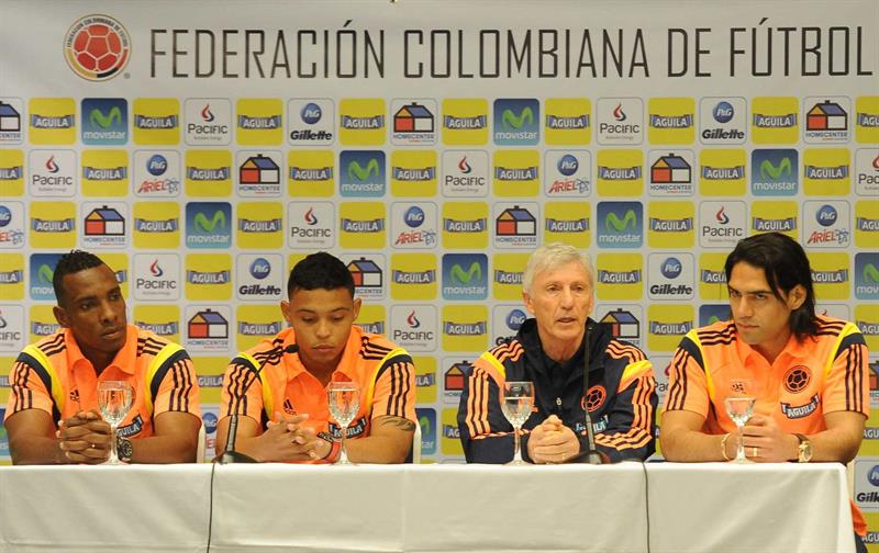 El seleccionador de Colombia José Pekerman (2-d) durante una conferencia de prensa junto a Radamel Falcao (d), Luis Fernando Muriel (2-i) y Amaranto Perea (i). Foto: EFE