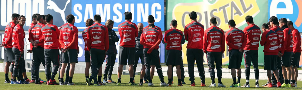 El DT argentino de la selección nacional de Chile, Jorge Sampaoli (c) conversa con los jugadores durante un entrenamiento. Foto: EFE