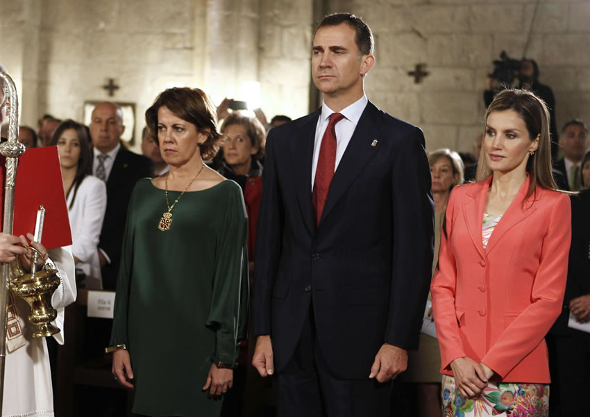 Los Príncipes de Asturias y de Viana, Felipe y Letizia, acompañados por la presidenta del Gobierno de Navarra, Yolanda Barcina. Foto: EFE