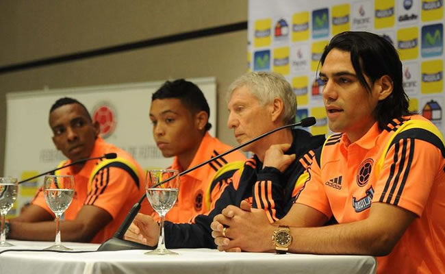 El delantero colombiano Radamel Falcao (d) habla durante una conferencia de prensa junto al seleccionador de Colombia José Pekerman. Foto: EFE