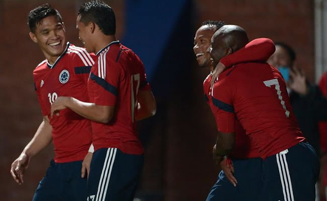 El jugador de la selección Colombia Teofilo Gutierrez (i) celebra un gol con sus compañeros ante Senegal. Foto: EFE