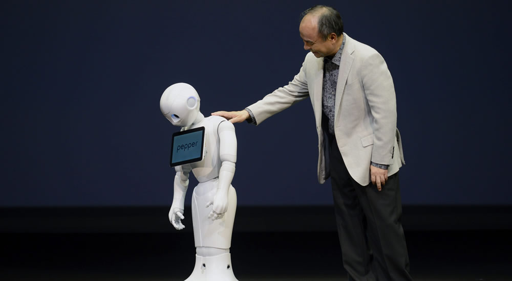 Presidente de SoftBank, Masayoshi Son con el robot humanoide "Pepper". Foto: EFE