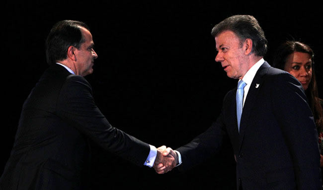 Óscar Iván Zuluaga y Juan Manuel Santos. Archivo. Foto: EFE