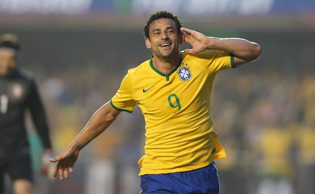 Fred de Brasil celebra tras anotar un gol ante Serbia. Foto: EFE