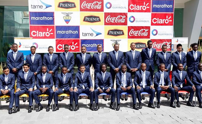 Los jugadores de la selección de fútbol de Ecuador, de pie. Foto: EFE