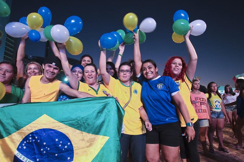 Fanáticos sostienen una bandera de Brasil durante la inauguración de la FIFA Fan Fest. Foto: EFE