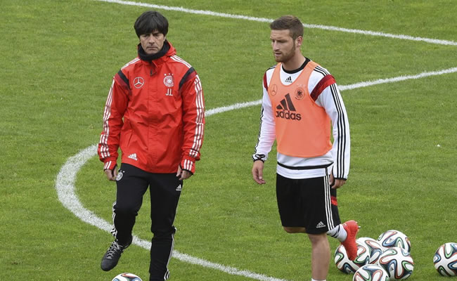 El seleccionador de Alemania, Joachim Low dirigió un entrenamiento junto al jugador Shkodran Mustafi. Foto: EFE