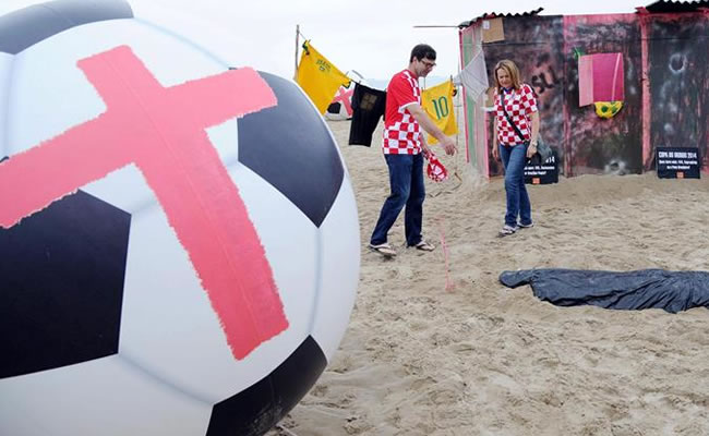 Usan balones gigantes para protestar contra el Mundial en Copacabana. Foto: EFE