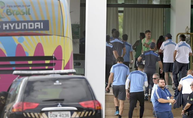 Los jugadores de la selección de Uruguay llegan al hotel tras el entrenamiento del equipo. Foto: EFE