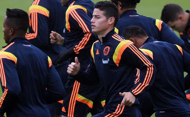 El jugador de la selección colombiana de fútbol James Rodríguez (c). Foto: EFE